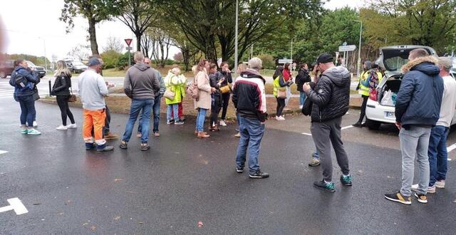 photo  les employés municipaux grévistes ont investi le rond-point de la herdrie, où ils ont distribué des tracts aux automobilistes, jeudi 19 octobre. 