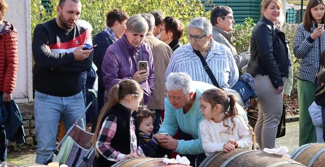 photo  c’est l’heure de goûter le jus de pomme à cidre fraîchement pressé. à consommer avec modération pour diverses raisons !  &copy;  ouest-france 
