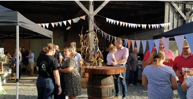 photo  ils étaient nombreux à accompagner estelle lory pour fêter les 20 ans de la fromagerie de la grande-mousse.  &copy;  le maine libre 
