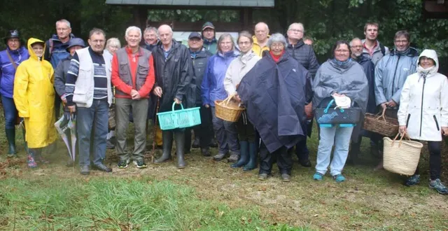 photo  au rond-point de croix-samson avant le départ de la cueillette, andré février, (2e à gauche), entouré d’yves leroy, eric meignant, et des cueilleurs.  &copy;  ouest-france 