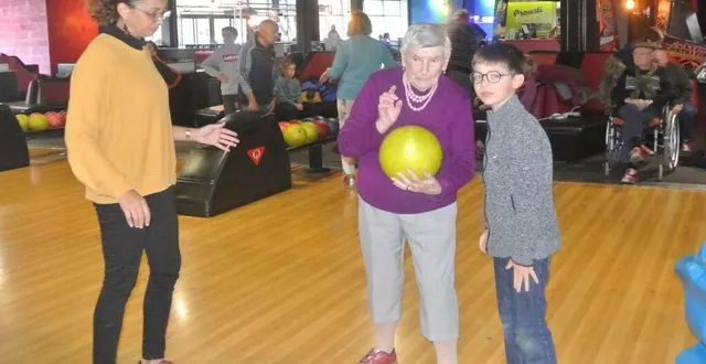 photo  odette, 98 ans, aussi alerte sur ses jambes que dans sa tête, apprécie ce moment de partage ludique avec les enfants de la commune.  &copy;  ouest-france 