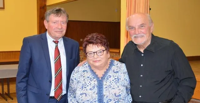 photo  thierry cortyl, maire ; claudine vimard, présidente du club du village fleuri et rené sallaz, doyen du repas des anciens.  &copy;  ouest-france 