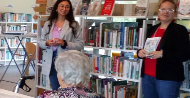 photo  soumaya nfaoui et élodie jahandier ont rappelé aux anciens qu’elles peuvent les aider avec les outils numériques.  &copy;  ouest-france 