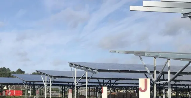 photo  des panneaux solaires pourraient être installés au début de l’année 2025 sur le parking de la salle antarès. ici ceux du stade marie-marvingt.  &copy;  photo : archives le maine libre 