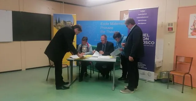 photo  de gauche à droite : romain lhémery, directeur diocésain ; laure bernard, présidente de l’ogec de sainte-thérèse ; françois montambault, président de l’ogec de giel don bosco ; catherine maine, directrice de l’école sainte-thérèse et jean-françois connan, chef d’établissement scolaire de giel don bosco.  &copy;  ouest-france 