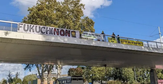 photo  des militantes et militants du réseau sortir du nucléaire 49 et du groupe local d’angers (maine-et-loire) greenpeace ont déployé, ce dimanche 22 octobre, des banderoles sur le pont confluences afin « d’alerter les citoyens et les politiques sur les dangers du nucléaire ».  &copy;  greenpeace/sortir du nucléaire 