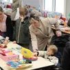 photo  petits et grands jaugent les articles exposés à la bourse aux jouets de juigné-sur-sarthe, samedi 21 octobre, à la salle des fêtes. 