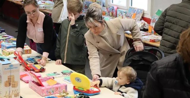 photo  petits et grands jaugent les articles exposés à la bourse aux jouets de juigné-sur-sarthe, samedi 21 octobre, à la salle des fêtes.  &copy;  ouest-france 
