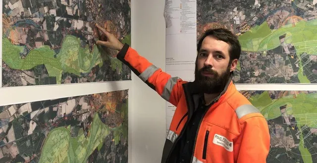 photo  kévin yoncourt, chargé de mission énergies renouvelables du pays fléchois, a travaillé à l’élaboration des cartes, soumises à la concertation qui vient de s’ouvrir à la flèche (sarthe).  &copy;  ouest-france 