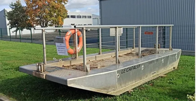 photo  inutilisé lors des encourues de la sarthe du 20 septembre au 4 octobre, le bac à chaînes a été retiré pour l’hiver, jeudi. le capalvi hiberne au service technique de la chapelle-saint-aubin. il reviendra en mars avec un sol en caoutchouc collé sur le plateau en aluminium afin d’atténuer le bruit pour les riverains de l’allée de la cour à saint-pavace.  &copy;  ouest-france 
