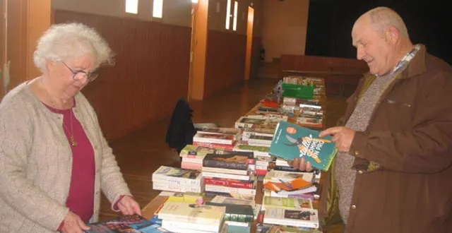 photo  étienne de winter intéressé par un livre sur le greffage, proposé par joëlle.  &copy;  ouest-france 