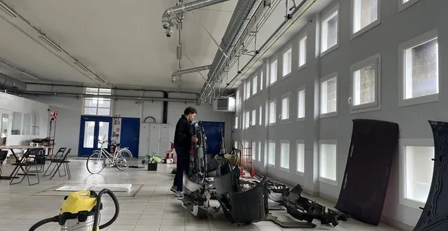 photo  le sculpteur ken sortais au travail dans le nouvel espace d’exposition de 2angles, à saint-georges-des-groseillers (orne).  &copy;  ouest-france 