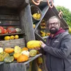 photo à la « cucurbithèque », au parc terra botanica à angers (maine-et-loire), boris partage ses connaissances sur les centaines de variétés de courges.