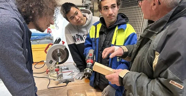 photo  jonathan girard, minh-tri bruneau et nicolas girard écoutent attentivement les conseils de bruno sieper. le bénévole leur explique comment façonner le morceau de bois pour créer des pieds de table ronds.  &copy;  ouest-france 