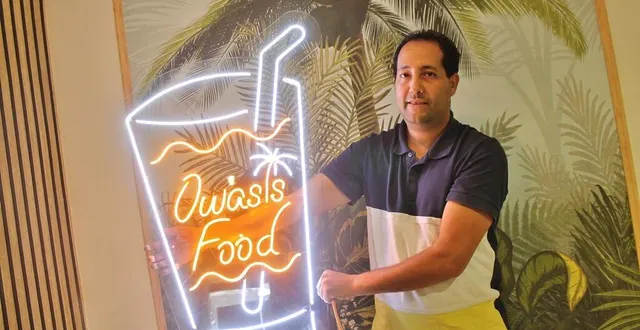 photo  radouane baaoua dévoile le logo de son futur restaurant, owasis food, qui ouvrira prochainement rue gambetta, à sablé-sur-sarthe.  &copy;  ouest-france 