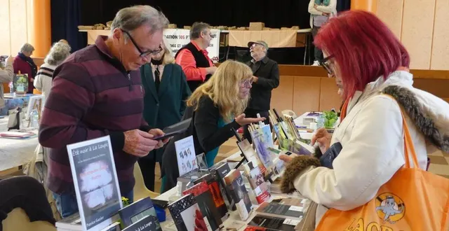 photo  les visiteurs n’ont pas manqué cette opportunité de rencontrer des auteurs.  &copy;  ouest-france 