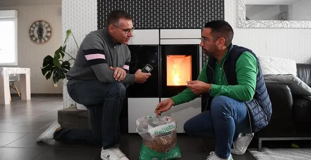 photo  mazé-milon, le 20 octobre 2023. morgan collet, gérant de mj poêle, explique à son client frédéric pinocheau, les atouts du pellet pour chauffer son logement.  &copy;  co – josselin clair 