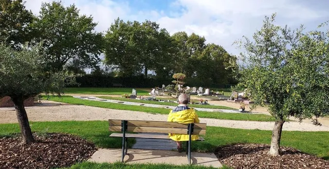 photo  jean-jacques dulong apprécie le confort ergonomique du banc installé dans l’espace de recueillement du cimetière des brosses.  &copy;  ouest-france 