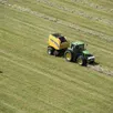 photo  un tracteur dans un champ de mayenne, vu du ciel, en 2019. photo d’illustration. 