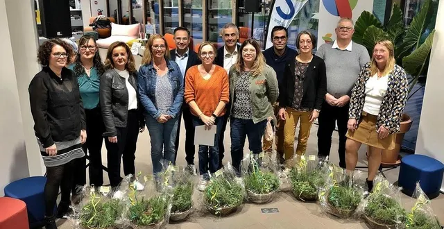 photo  nicolas leudière, maire de sablé-sur-sarthe, et daniel chevalier, président du pays sabolien, entourés des médaillés présents à la cérémonie organisée jeudi 19 octobre 2023, au pôle culturel l’apostrophe.  &copy;  ouest-france 