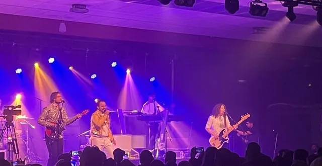 photo  visions of queen, un groupe de musiciens s’est produit à argentan (orne) pour le concert organisé par la fcai pour octobre rose.  &copy;  ouest-france 