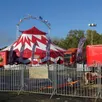 photo le cirque arena s’est installé avenue du maine, sur le parking face à troc ou cash.