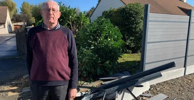 photo  jean-pierre beuvier devant son portail détruit dans la nuit du dimanche 22 au lundi 23 octobre : « c’est la troisième fois que ma clôture est détruite ».  &copy;  le maine libre 