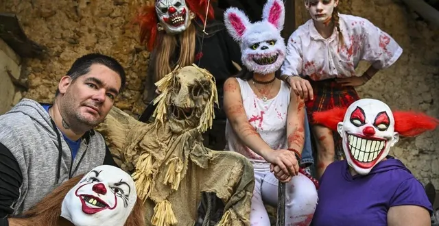 photo  sainte-osmane, le 24 octobre 2023. pour animer le labyrinthe de la terreur, cédric le coz met toute sa famille à contribution.  &copy;  le maine libre – denis lambert 