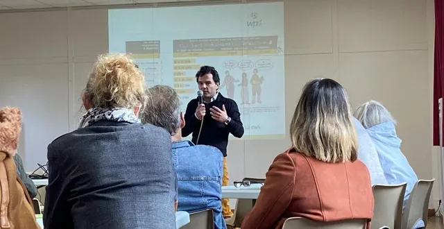 photo  face à une trentaine de personnes, pierre nouailles et gabrielle de beauregard ont expliqué ce qu’impliquerait l’implantation d’éoliennes à saint-ulphace.  &copy;  le maine libre 