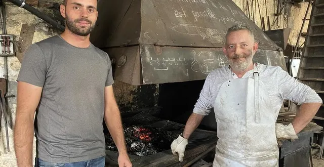 photo  simon lejeune, président par intérim de l’association la forge basée à arthezé, avec le ferronnier pascal poirrier.  &copy;  ouest-france 