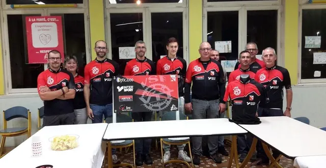 photo  le noyau dur de la section vtt avec leurs nouveaux maillots.  &copy;  le maine libre 