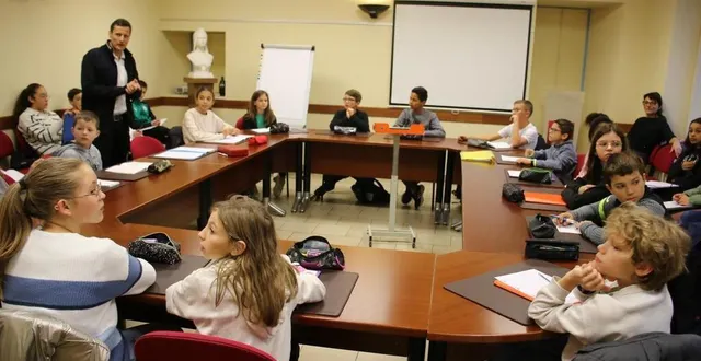 photo  les collégiens ont été à l’écoute de denis assier, maire, (debout à gauche).  &copy;  ouest-france 