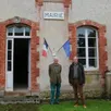 photo devant la petite mairie de la commune déléguée, antoine favier, ancien maire et propriétaire des murs, (à gauche), et patrice favier, son neveu, maire.