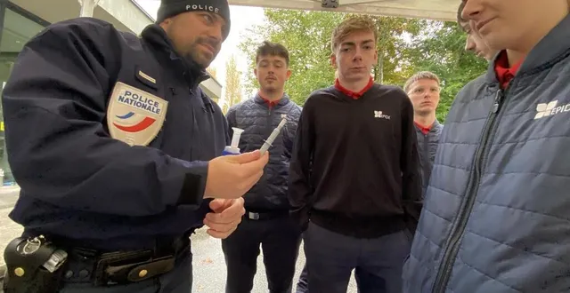 photo  les élèves ont pu échanger avec des policiers autour des risques liés à la consommation de stupéfiants ou d’alcool avant de conduire.  &copy;  ouest-france 