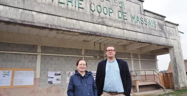 photo  françois-victor brunet et rachel thibault, en couple dans la vie, et à l’initiative du projet de galerie d’art, gîte, salon de thé et écomusée de massais.  &copy;  co 
