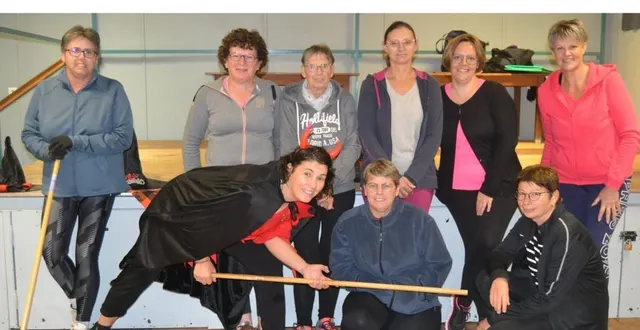 photo  lors de la séance de jeudi autour de gaëlle et de la présidente.  &copy;  le maine libre 