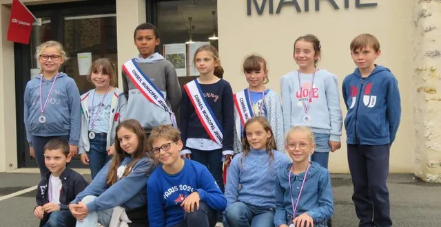 photo  le nouveau conseil municipal jeunes a élu son maire et ses adjoints.  &copy;  le maine libre 