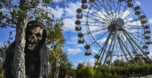 photo  à papéa, ambiance halloween : aux frissons des manèges s’en ajouteront d’autres aux quatre coins du site durant ce deuxième week-end des vacances de la toussaint.  &copy;  le maine libre – denis lambert 