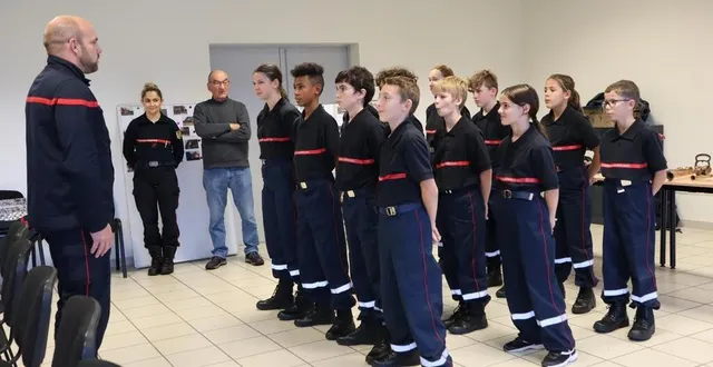 photo  le lieutenant stevenn curran en compagnie des 12 cadets de la sécurité civile qui ont passé quatre jours à la caserne de sablé-sur-sarthe.  &copy;  ouest-france 
