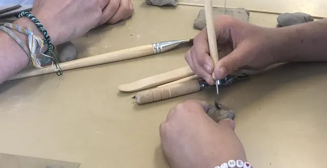 photo  les jeunes de familles rurales briouze (orne) ont modelé leurs souvenirs dans de l’argile pour l’exposition transpalette.  &copy;  ouest-france 