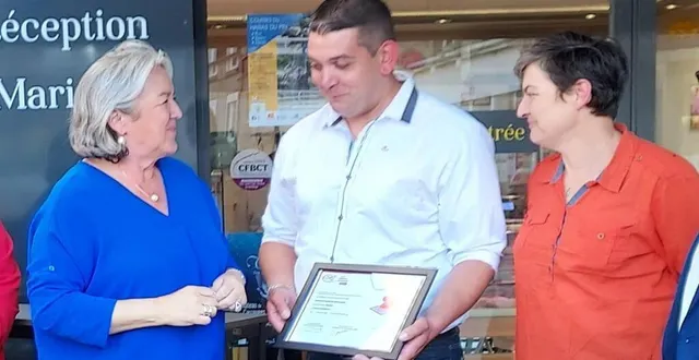 photo  yannick coulbault, lors de la remise de son diplôme de maître-artisan.  &copy;  ouest-france 