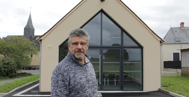 photo  le maire de ligron, philippe biaud, devant la nouvelle maison des associations et, en arrière-plan à droite, les nouveaux logements, ce mardi 24 octobre 2023.  &copy;  le maine libre 