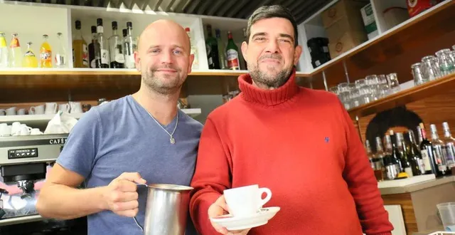 photo  sylvain guesdon (à gauche) succède à jean-françois galand dans l’enseigne de la place de la république.  &copy;  ouest-france. 