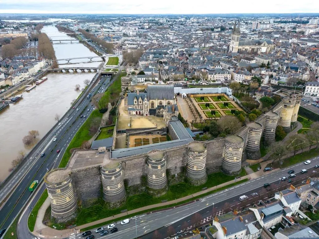 Du château au port fluvial : visiter Angers, une ville entre histoire ...