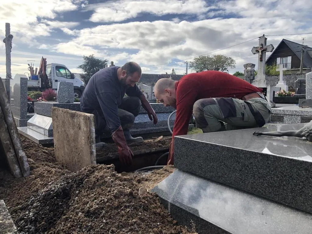« Parfois, c’est violent » missionnés pour exhumer des corps, ils racontent leur quotidien