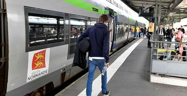 photo  certains passagers ont passé la nuit dans une rame pour attendre le départ du premier train. ?  &copy;  archives ouest-france / stéphane geufroi 