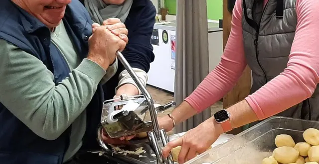 photo  la préparation des frites, travail d’équipe avec bernard, frédérique, mélanie.  &copy;  le maine libre 