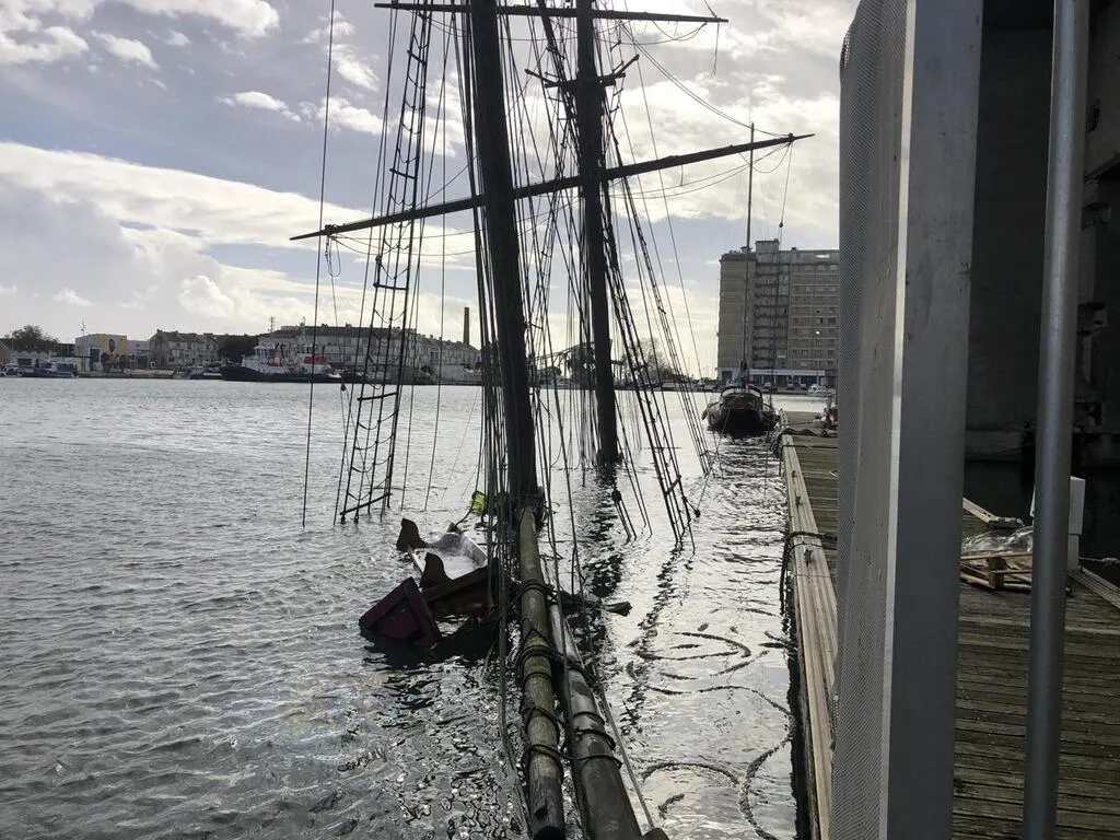 SaintNazaire. Le bateau «Etoile de France» a coulé dans le port