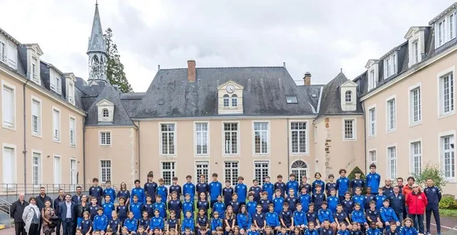 photo  les jeunes de l’academy football de teloché (sarthe) avec leurs encadrants.  &copy;  collège le rancher 