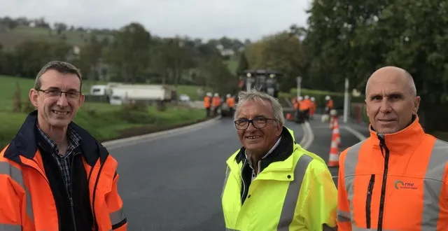 photo  christian duriez, directeur des espaces publics de flers agglo ; hervé borderie, le maire de cerisy-belle-étoile et michel lelarge, responsable des routes de flers et domfront-en-poiraie au département.  &copy;  ouest-france 